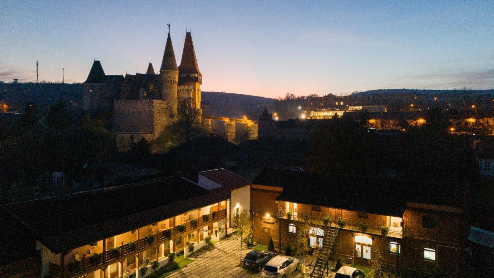 Pensiunea Hanul Huniazilor Hunedoara Exterior foto